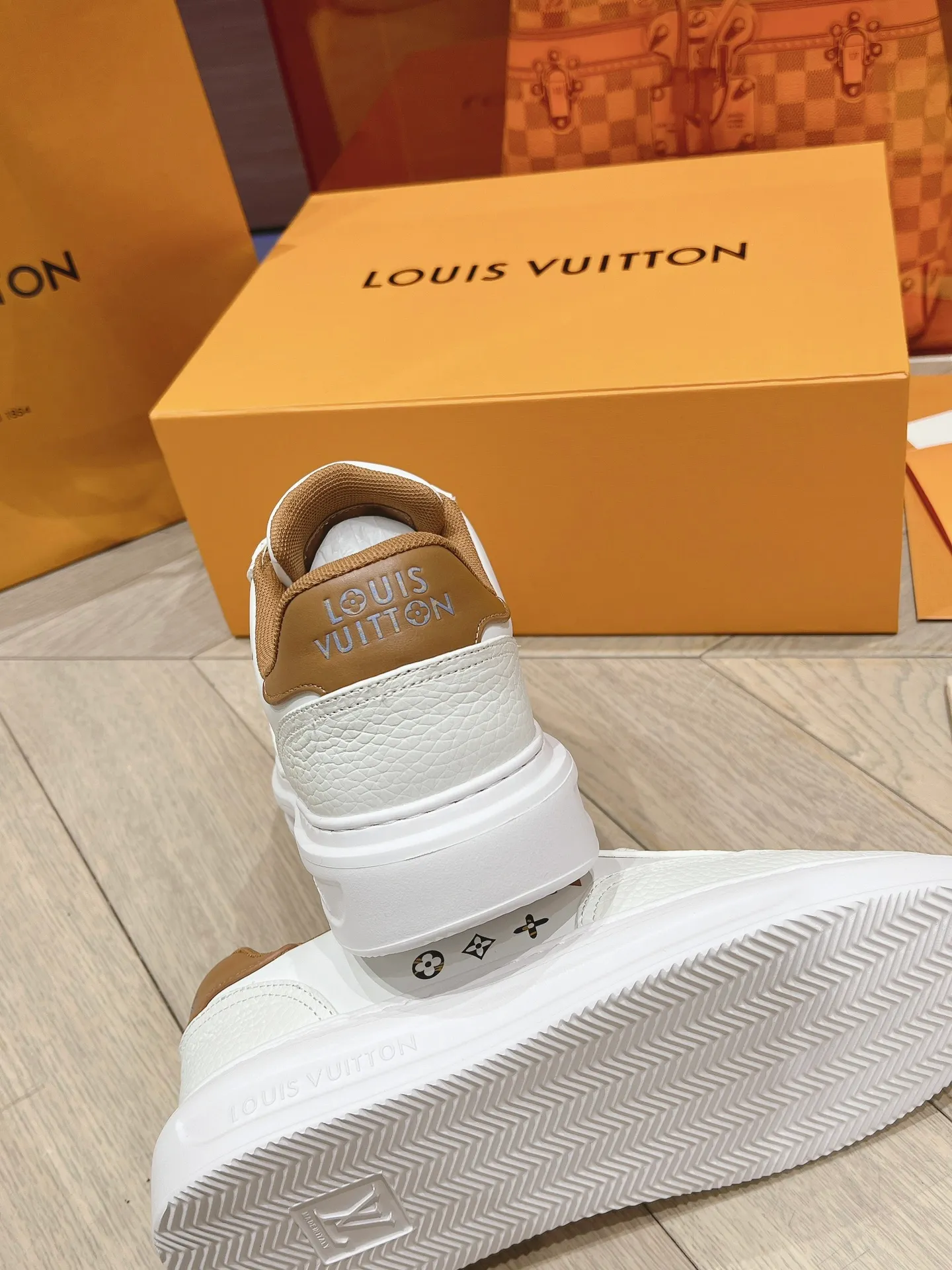 👟👟Ex-factory price 680👟👟 LV 2024 new height-increasing white shoes, color matching and leather craftsmanship, 3D logo embossing technology on the heel to increase the three-dimensional effect, pebbled cowhide, PU foam outsole! Super lightweight! Your feet won’t get tired from walking.  Code number: 37-45